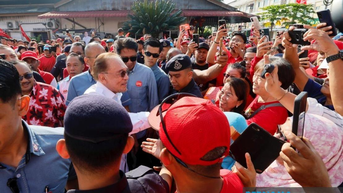 Anwar's Johor Campaign Visit Energises Pakatan Harapan Workers in Machap and Layang-Layang