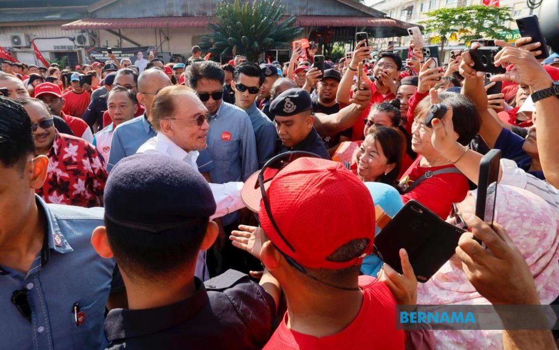 Anwar's Johor Campaign Visit Energises Pakatan Harapan Workers in Machap and Layang-Layang