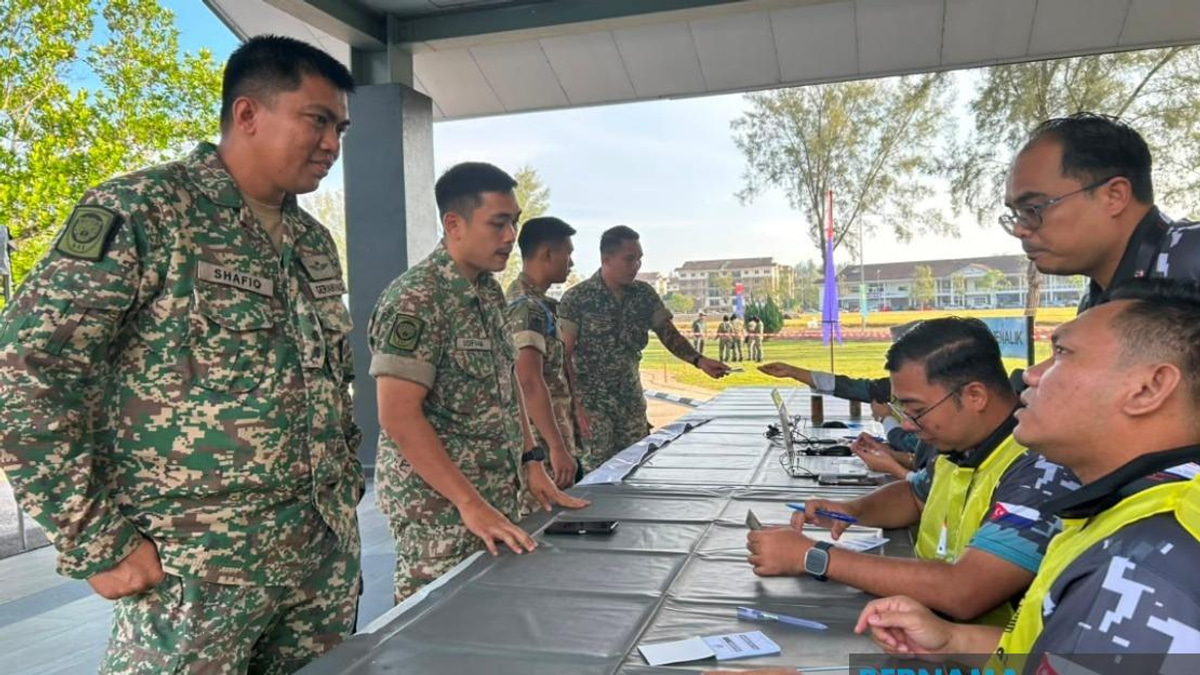 Johor Early Voting Kicks Off Under Fair Skies as Security Personnel Cast Ballots