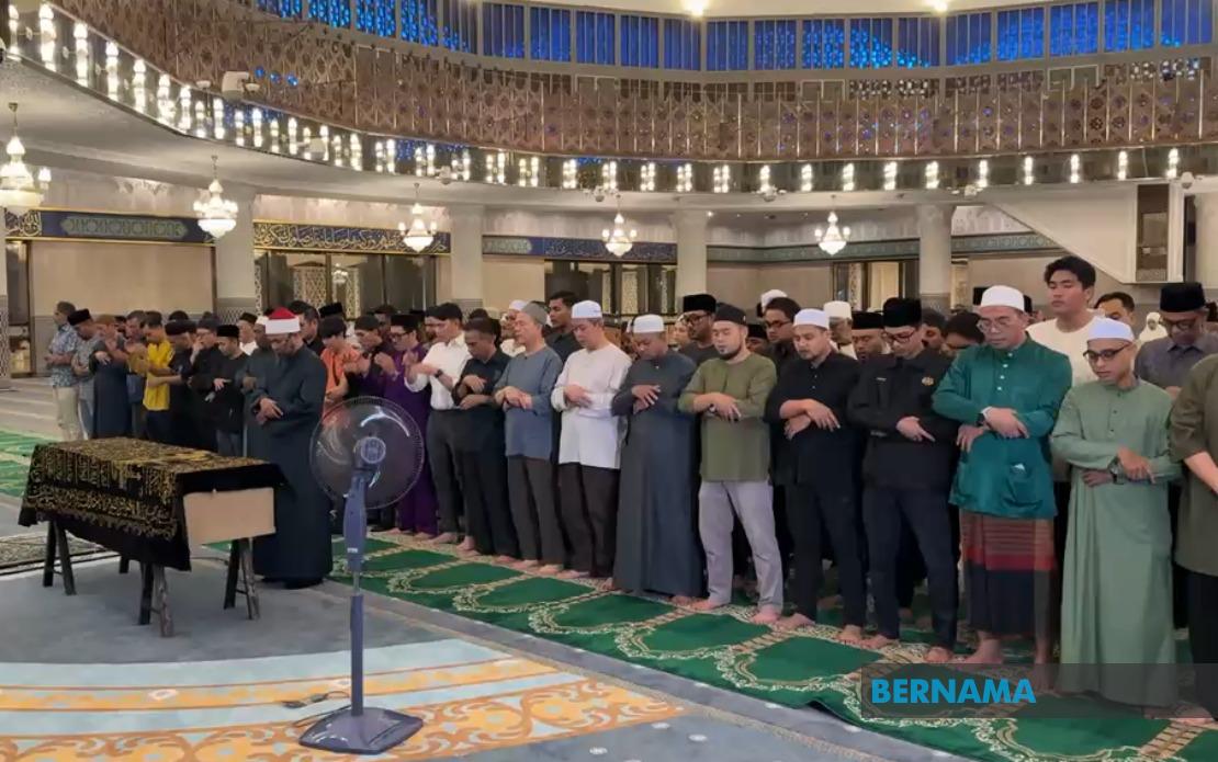 Nancy Shukri's Husband Kamil Misuari Laid to Rest Following National Mosque Ceremony