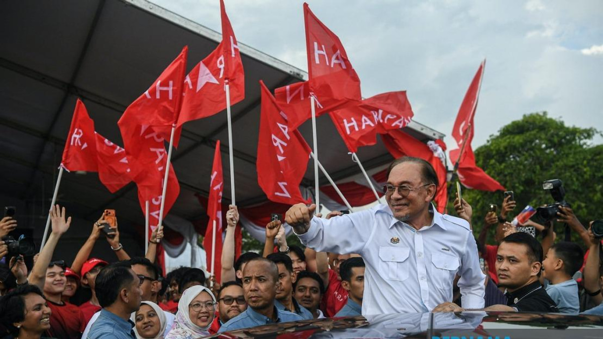 Traditional Door-to-Door Campaigns Remain Powerful with Johor's Older Voters Despite Digital Push