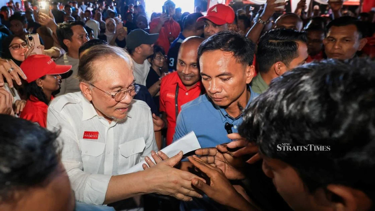 Anwar Rejects Early Election Calls, Affirms Government Mandate