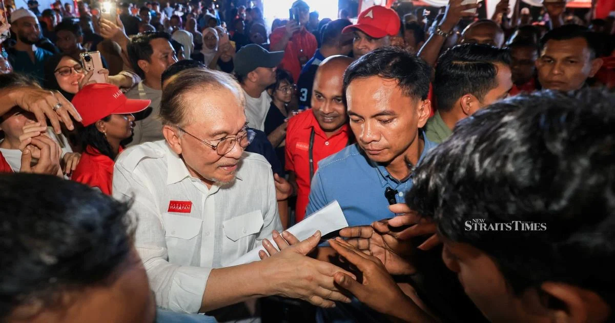 Anwar Rejects Early Election Calls, Affirms Government Mandate