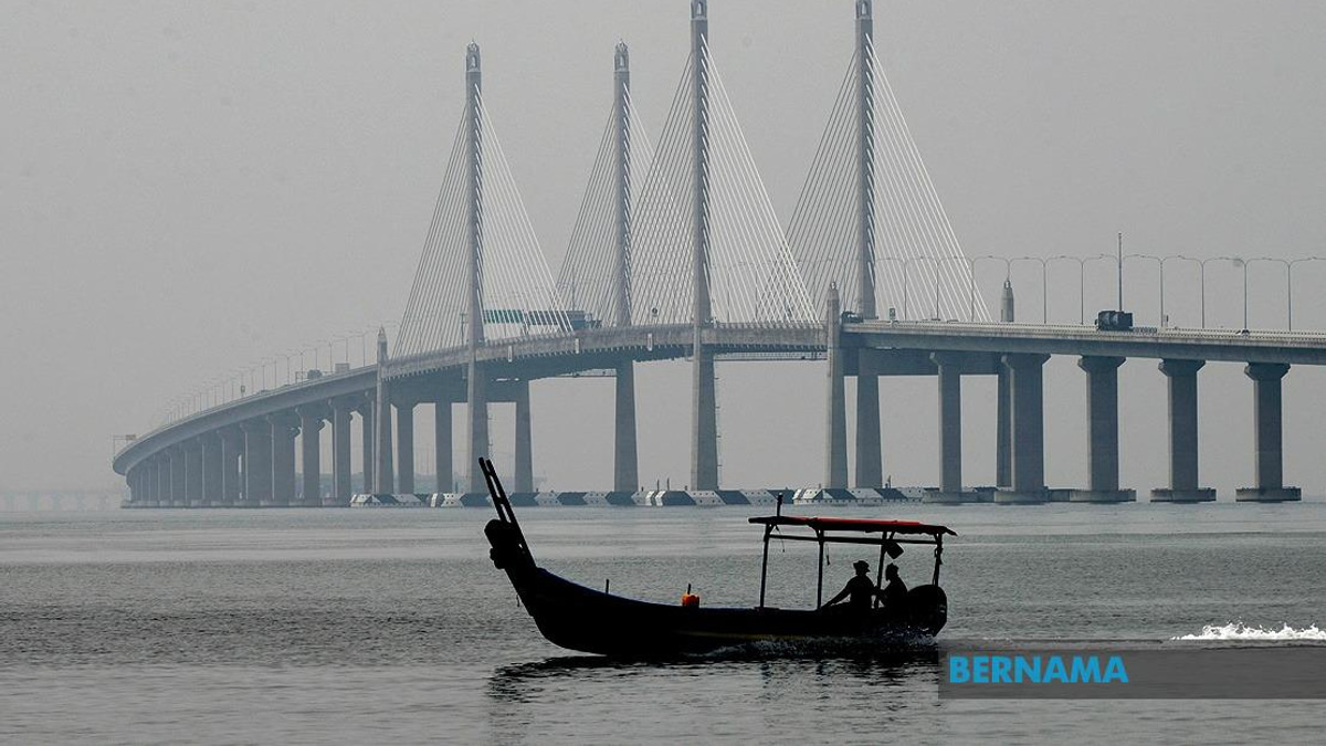 Penang Seeks Balanced Approach to Fishing Ban Under Twin Bridges