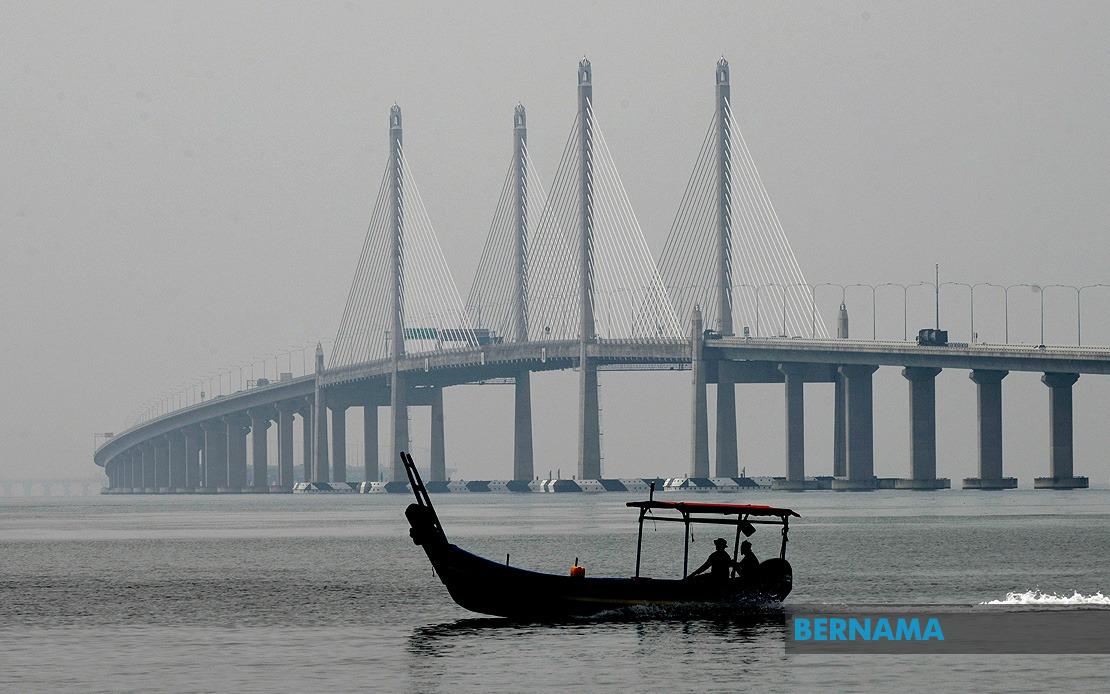 Penang Seeks Balanced Approach to Fishing Ban Under Twin Bridges