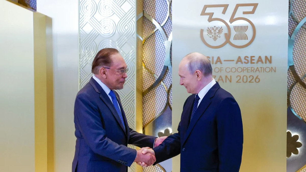 Anwar and Putin Discuss Energy Security and Local Currency Trade at Bilateral Meeting