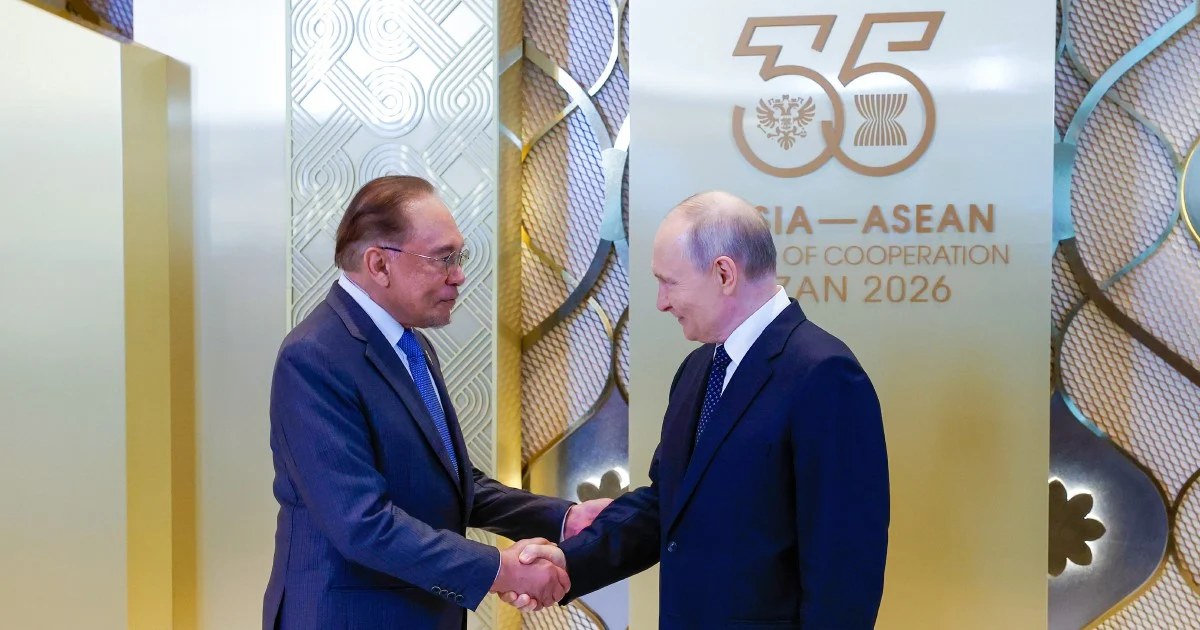 Anwar and Putin Discuss Energy Security and Local Currency Trade at Bilateral Meeting