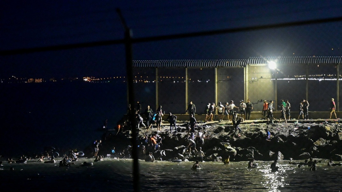 Spain Mobilises Forces as Thousands of Moroccans Attempt Mass Border Crossing into Ceuta