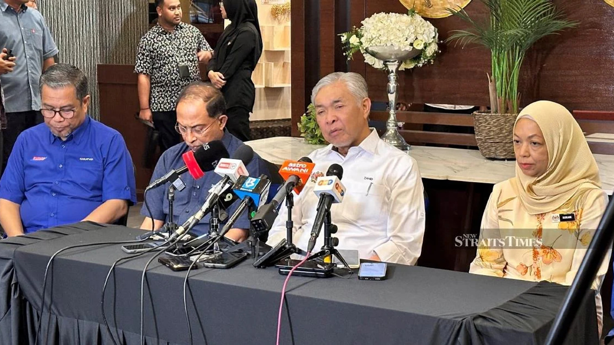 Zahid urges unity partners to set aside Najib-Rosmah controversy during Johor campaign