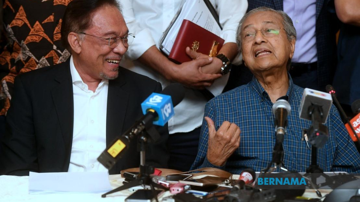 Anwar Extends Birthday Wishes to Mahathir as Former PM Turns 101