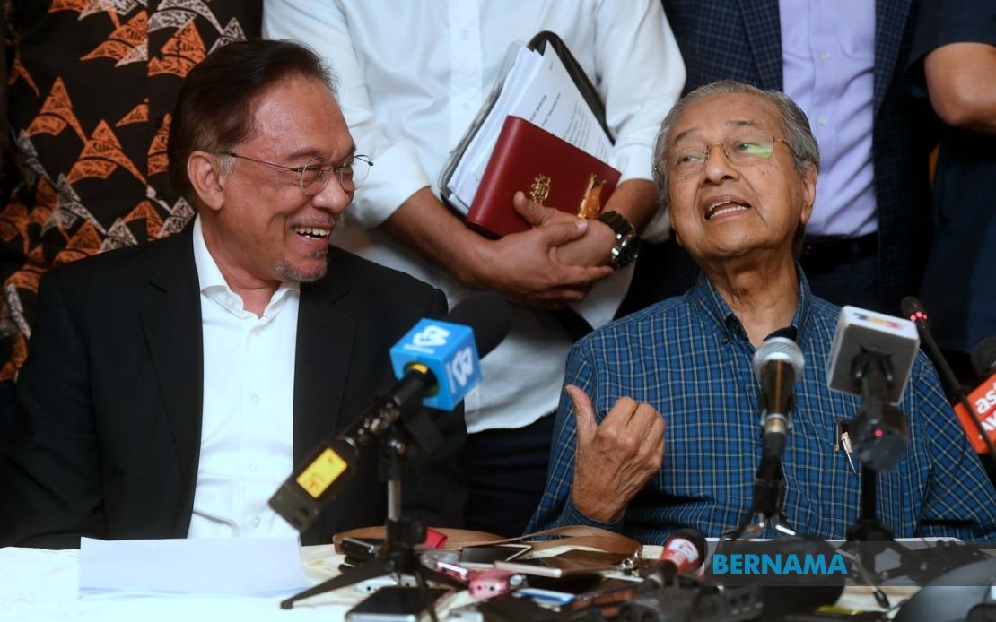 Anwar Extends Birthday Wishes to Mahathir as Former PM Turns 101