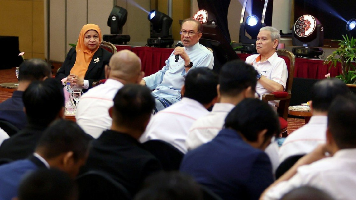 Anwar Turns to Prabowo to Resolve Felda's Troubled Eagle High Investment