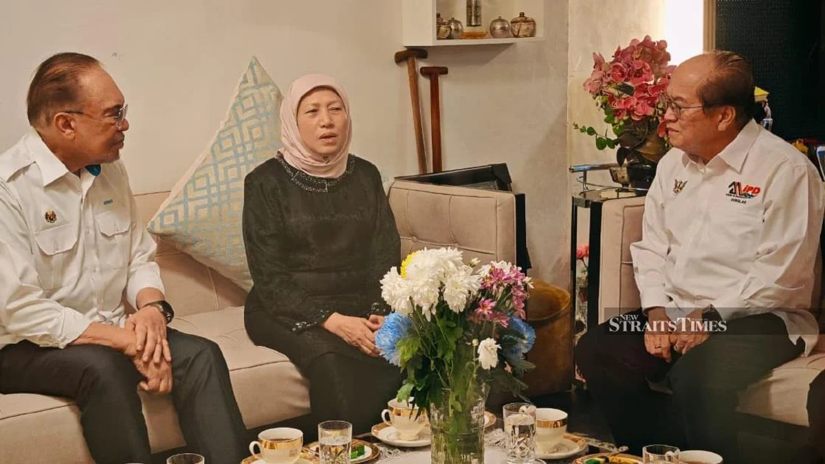 Anwar Visits Nancy Shukri to Offer Condolences Following Husband's Death