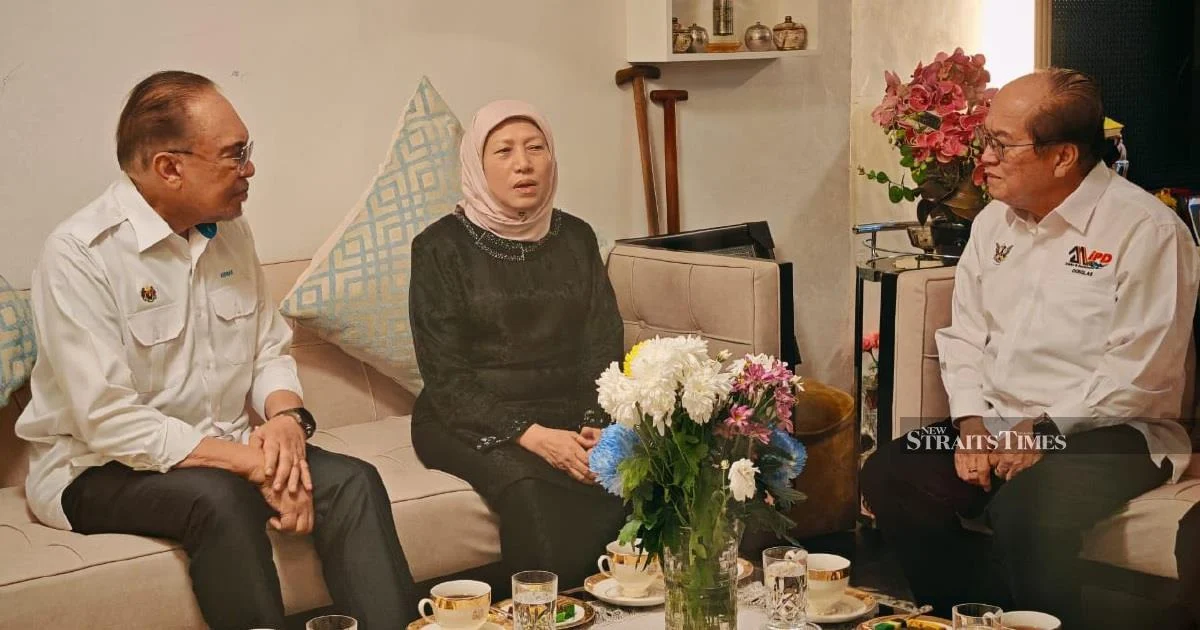 Anwar Visits Nancy Shukri to Offer Condolences Following Husband's Death