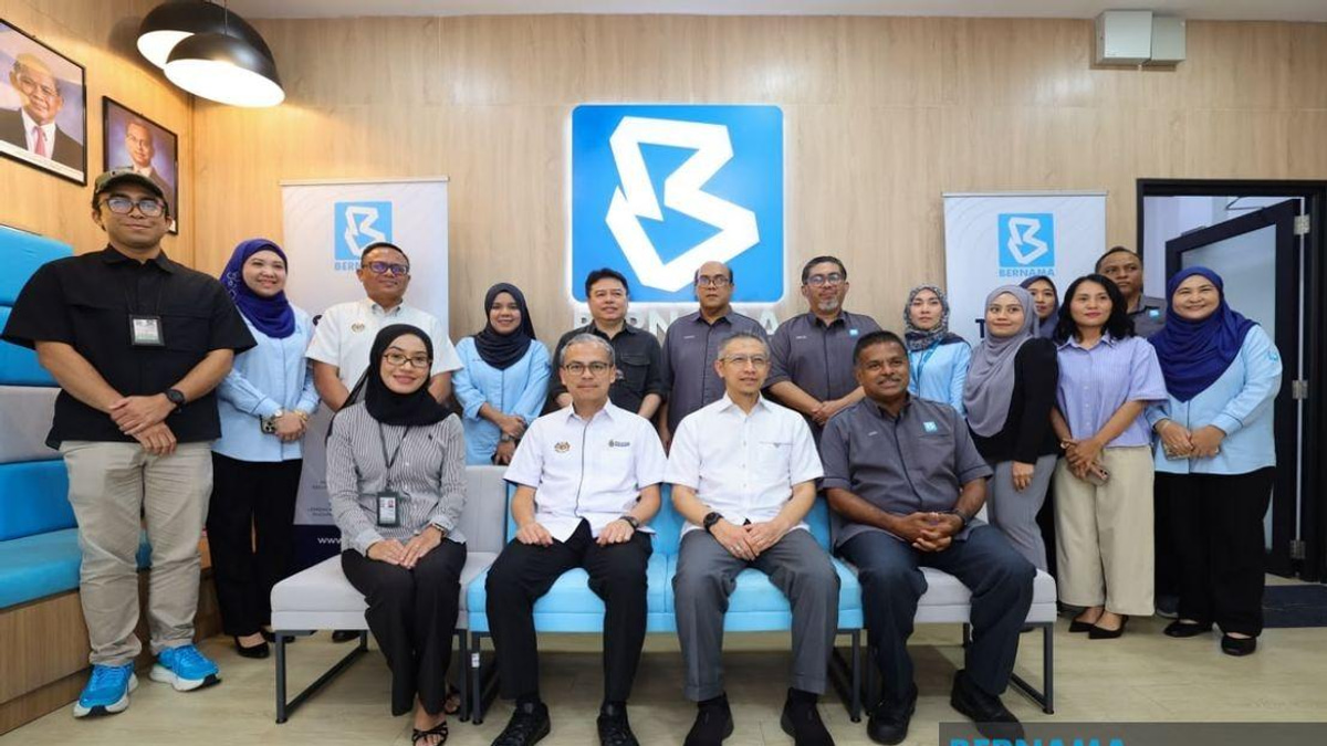 Fahmi Tours Bernama's Negeri Sembilan Election Operations Centre