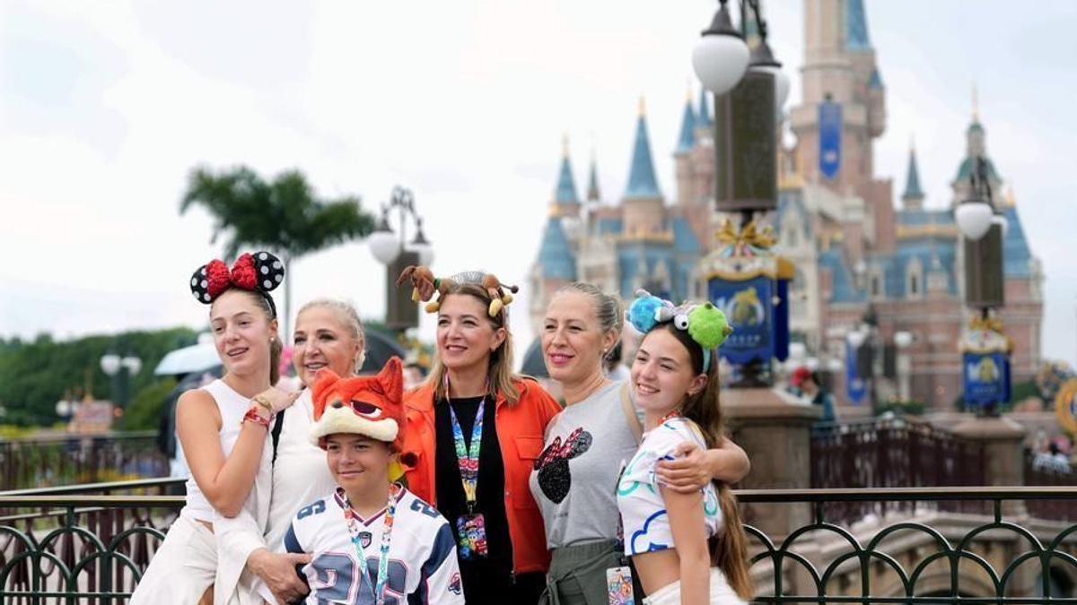 China's Expanding Visa-Free Access Drives Foreign Visitor Numbers to Record Highs