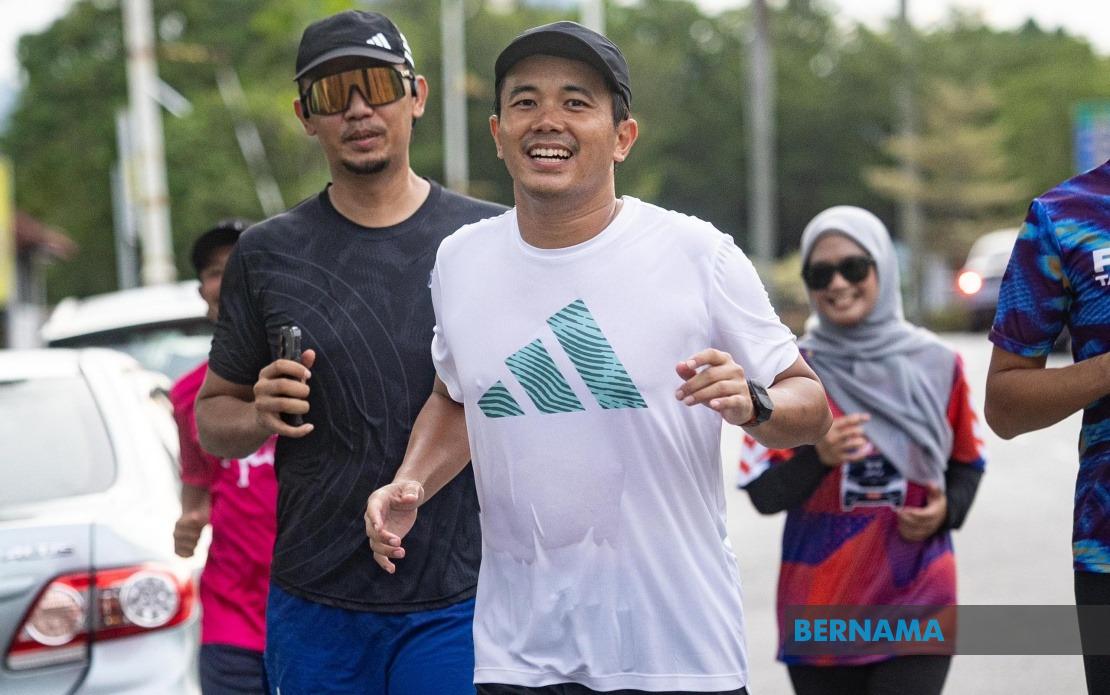 Animal Rights Campaigner Pushes Through Injury in 290km Parliament Run