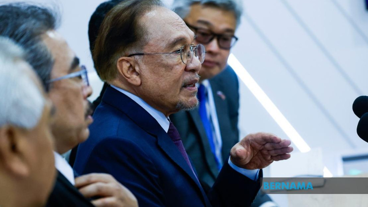 Anwar Secures Long-Term Russian Energy Supplies, Charts Bold Economic Course with Moscow