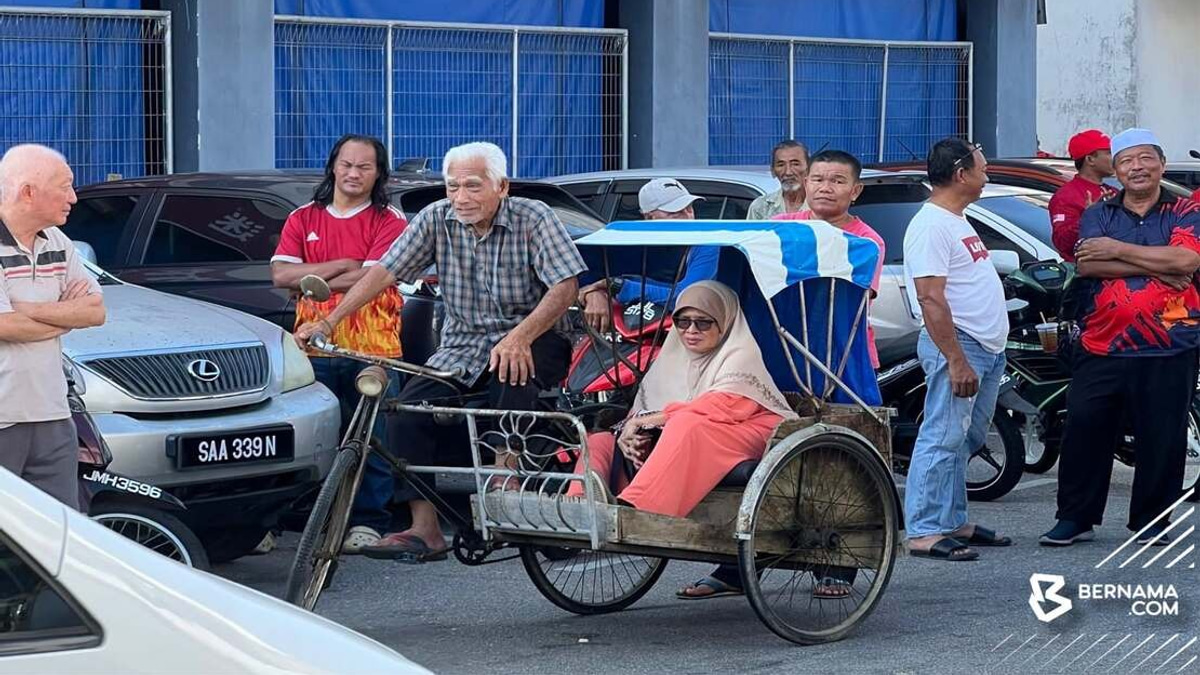 Anwar Touched by Elderly Couple's Journey to Meet Him in Johor