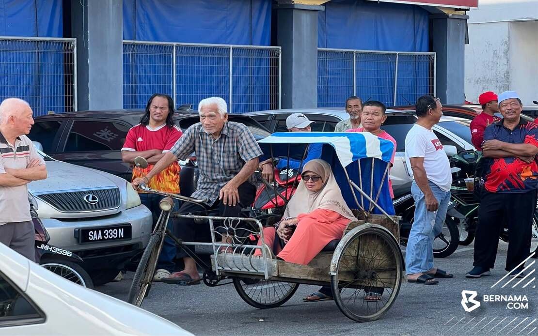 Anwar Touched by Elderly Couple's Journey to Meet Him in Johor