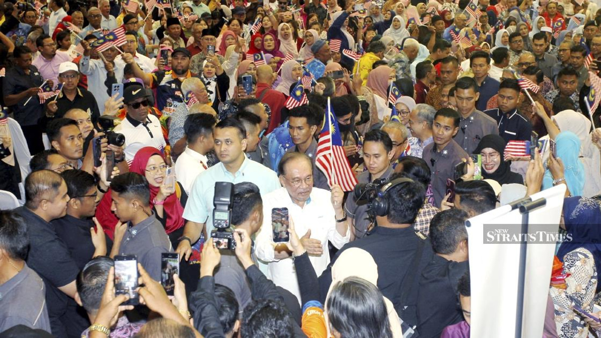 Anwar Issues Ultimatum to Ministers: Resign Before Attacking Coalition Partners