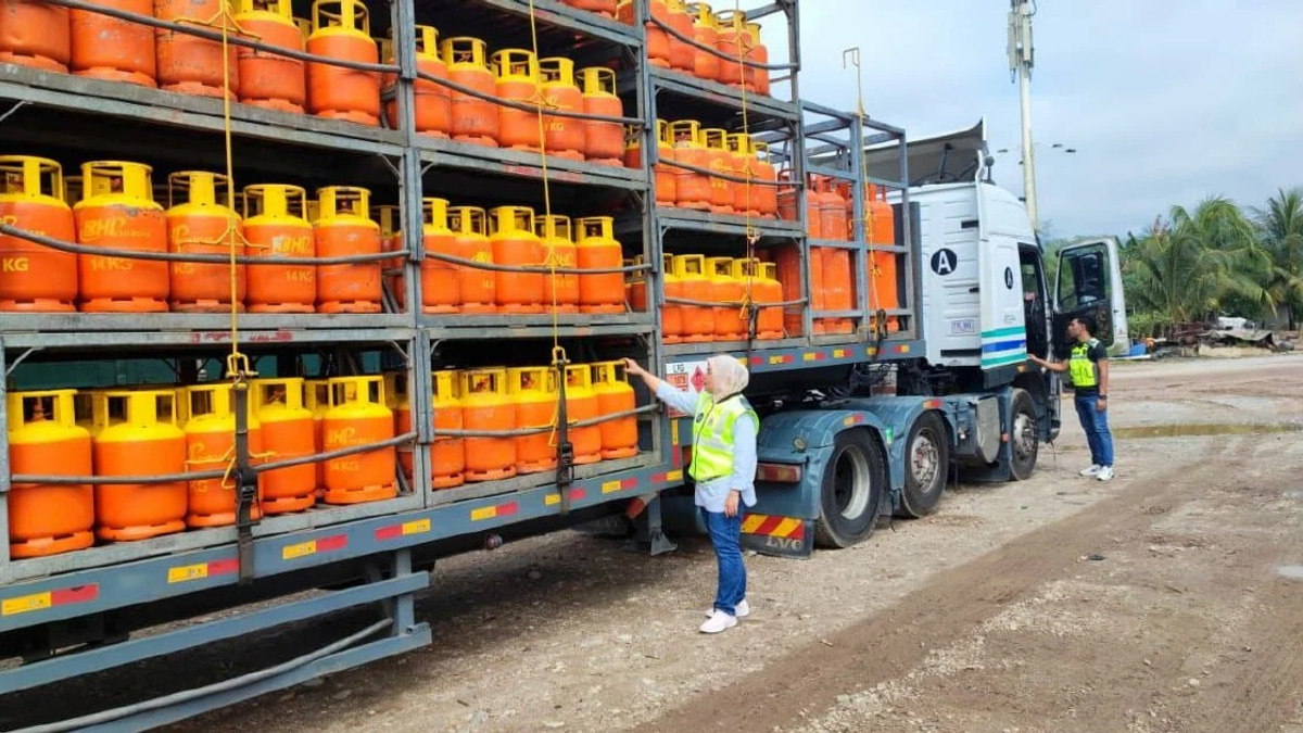 Bentong authorities seize RM405,000 in illegal LPG cylinders from fenced compound