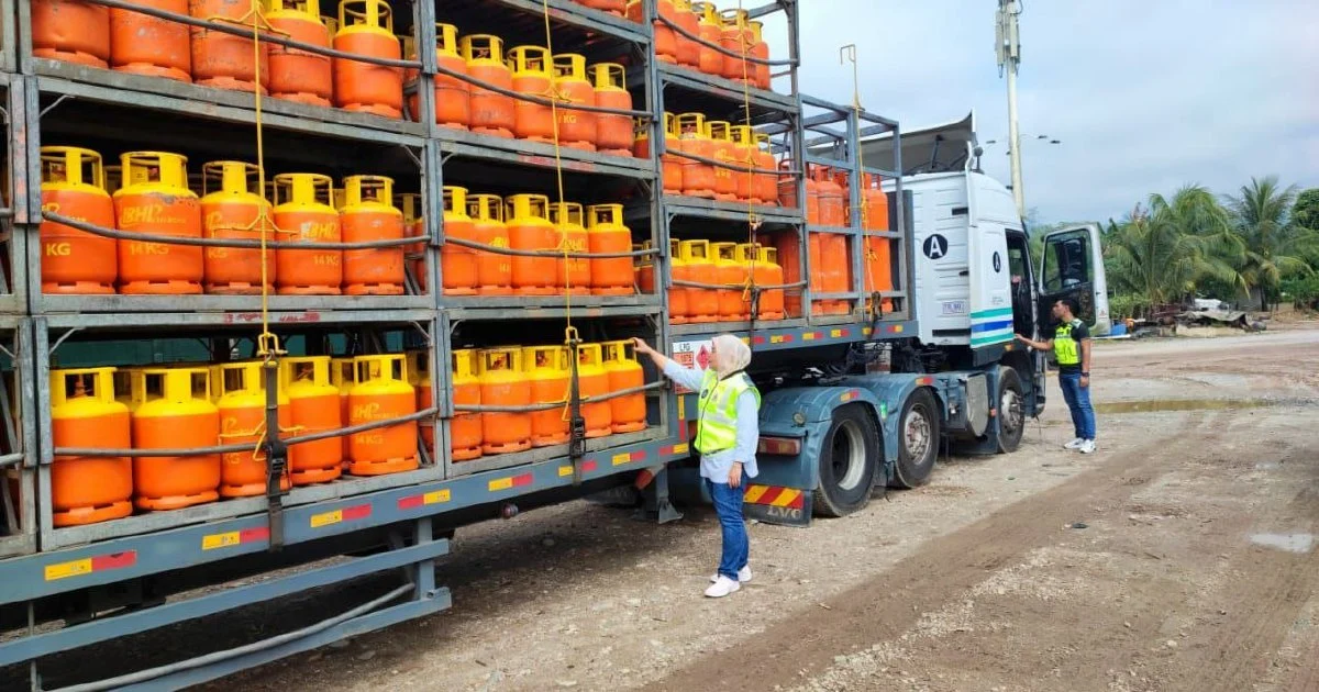 Bentong authorities seize RM405,000 in illegal LPG cylinders from fenced compound