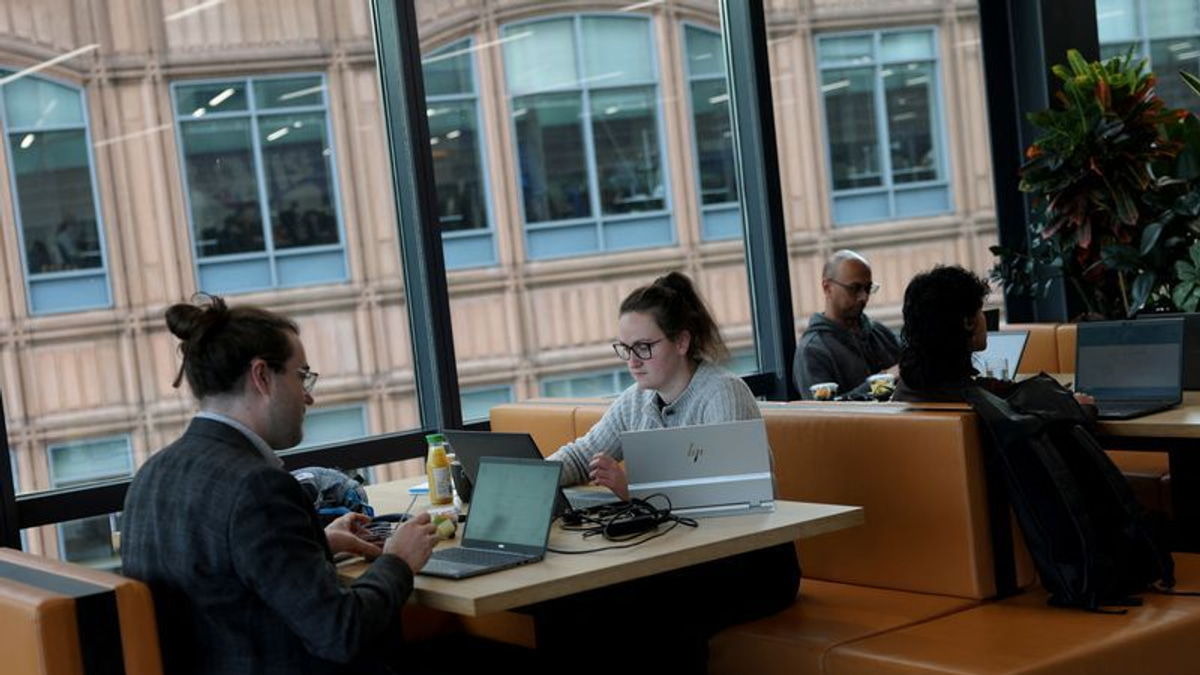 UK Economy Showing Clear Benefits from Global AI Boom as Tech Sector Powers Growth