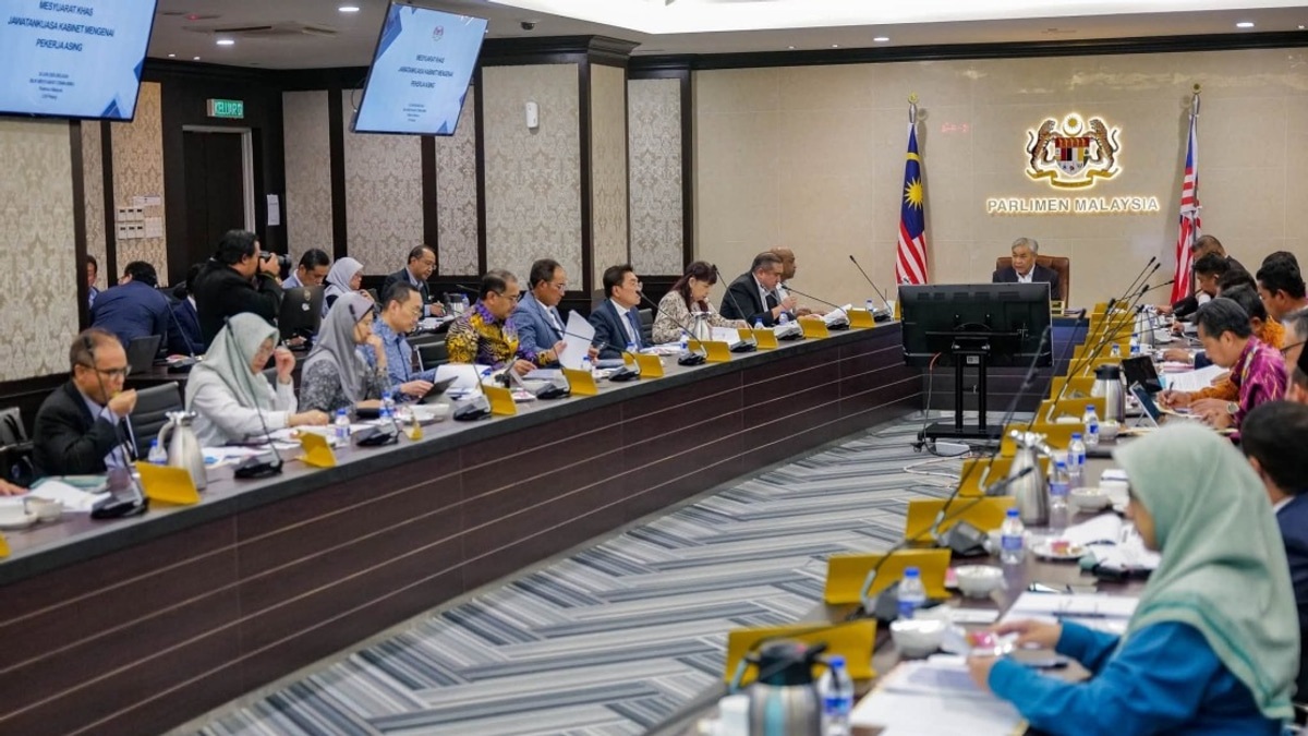 Malaysia To Overhaul Foreign Worker Management Framework Under Ahmad Zahid's Push For Greater Efficiency