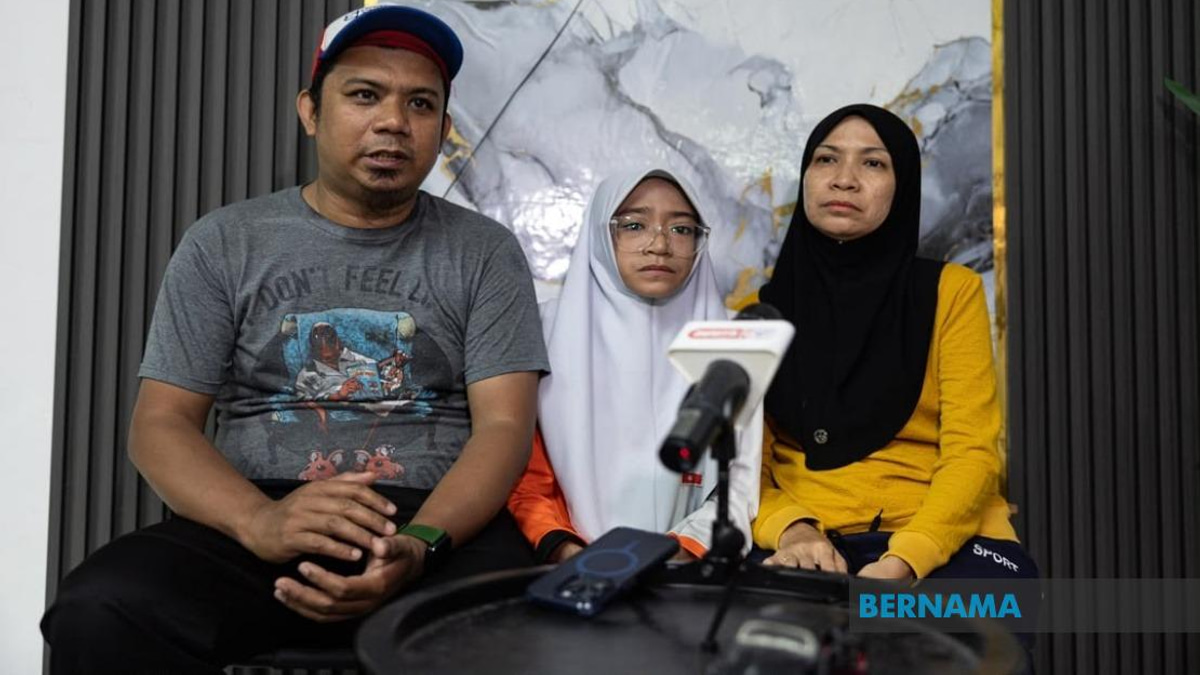 Education Minister and Teachers' Foundation Fund RM10,000 Surgery for Teen with Scoliosis