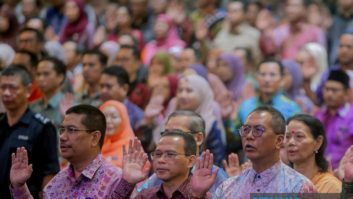 Civil Service Backbone of Policy Continuity, Says PM Anwar