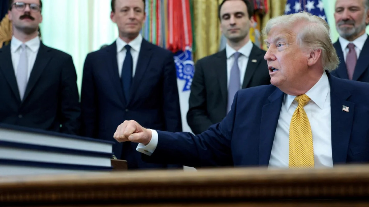 Two arrested in alleged plot to attack White House during Trump UFC event
