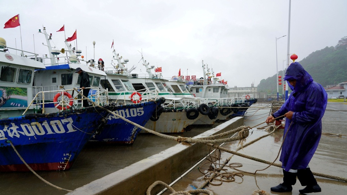 Zhejiang Escalates Emergency Response as Typhoon Dolphin Closes In on China's Eastern Coast