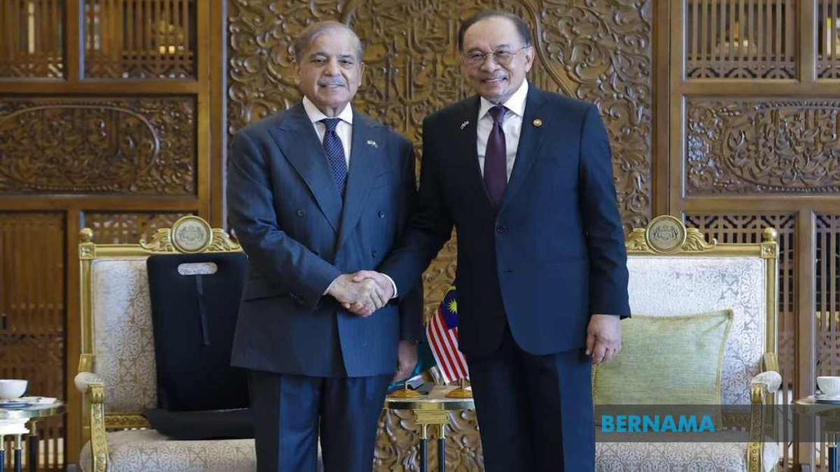 Pakistani PM Extends Get-Well Wishes to Anwar Ibrahim Following Medical Procedure