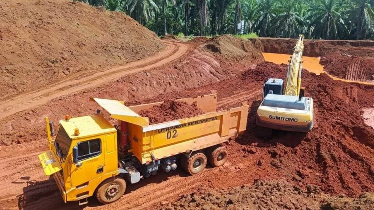 Nine arrested as authorities shut down illegal bauxite operation in Felda plantation; RM3.75 million haul seized