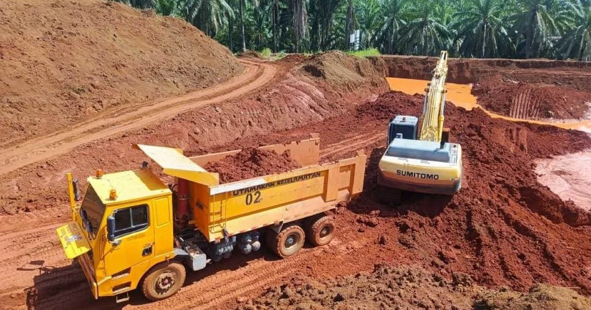 Nine arrested as authorities shut down illegal bauxite operation in Felda plantation; RM3.75 million haul seized