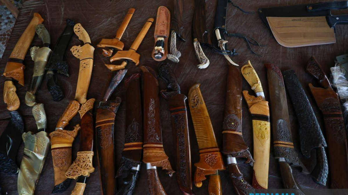 A Master's Vigil: How One Collector is Keeping Kelantan's Blacksmithing Tradition Alive