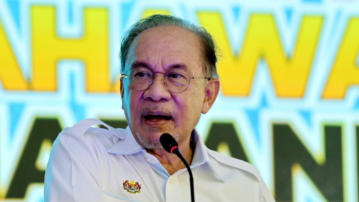 Anwar Mobilises Social Media in Final Hours of Negri Sembilan Campaign Push