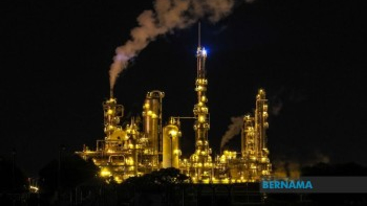Malaysia Must Tread Carefully on Petroleum Reserve Plans, Warns Economist