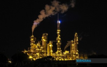 Malaysia Must Tread Carefully on Petroleum Reserve Plans, Warns Economist
