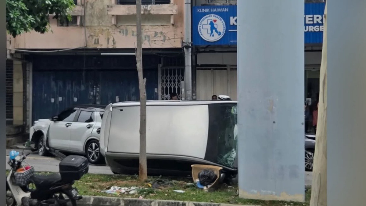 Driver Suffers Seizure, Crashes BMW Into Six Parked Cars in Cheras