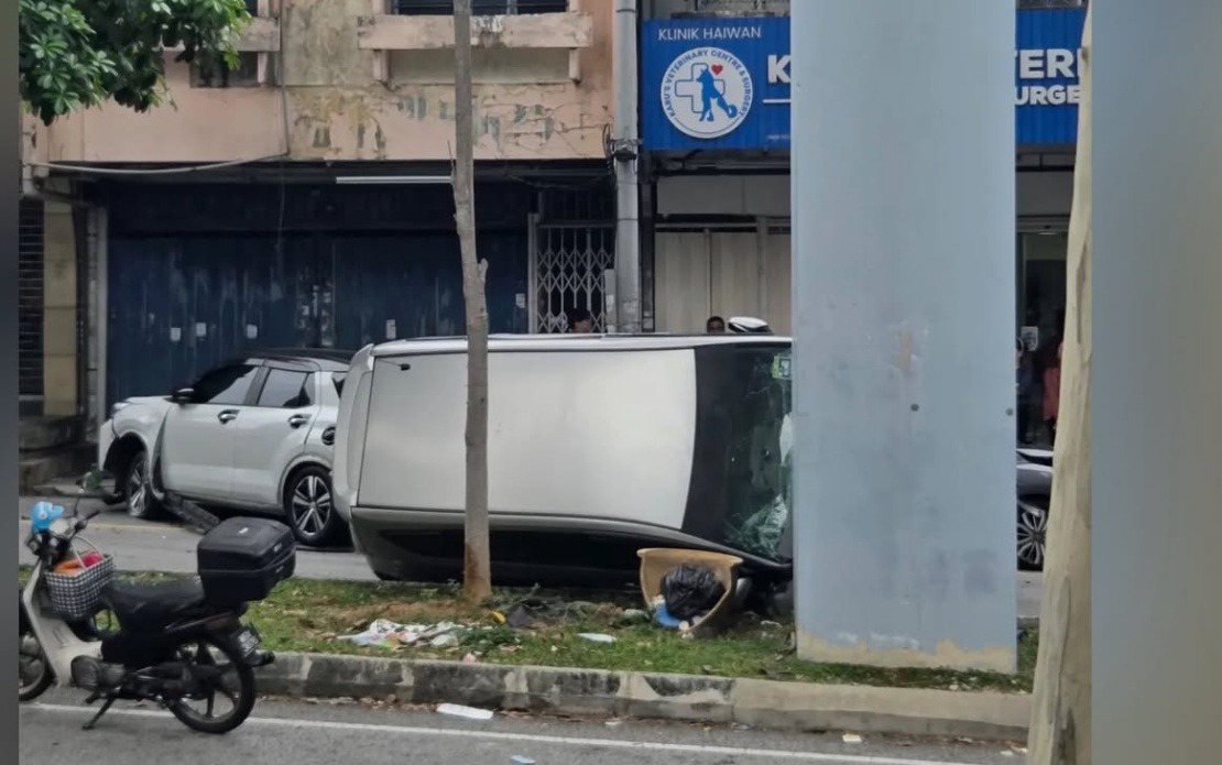 Driver Suffers Seizure, Crashes BMW Into Six Parked Cars in Cheras
