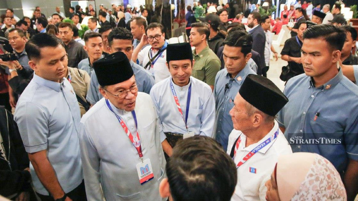 Anwar dismisses reports of rift with Zahid, affirms strong working relationship