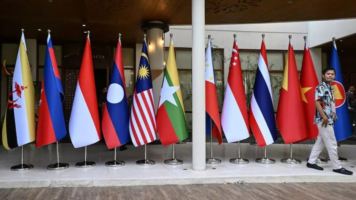 South China Sea tensions threaten to derail ASEAN unity as regional powers gather in Manila